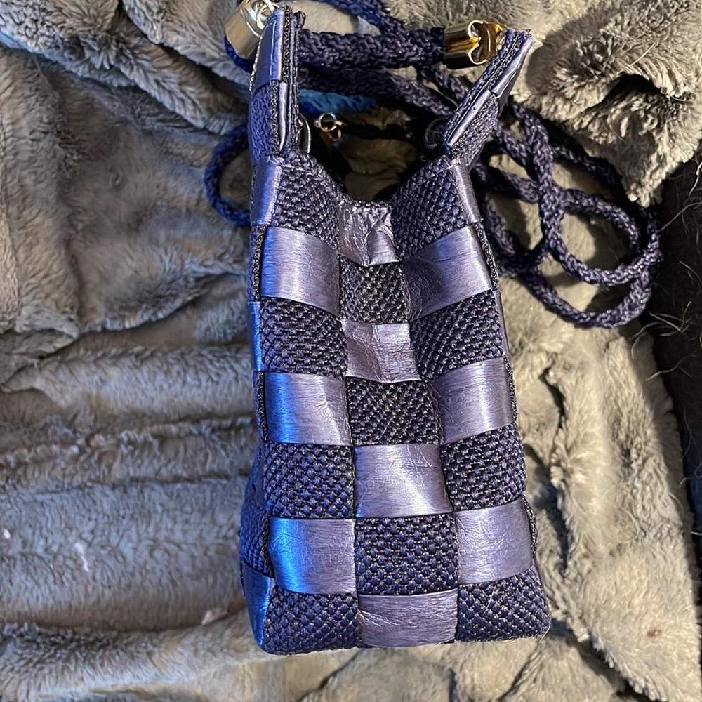 Beautiful blue purse with basket weave pattern and golden hardware - Picture 10 of 13